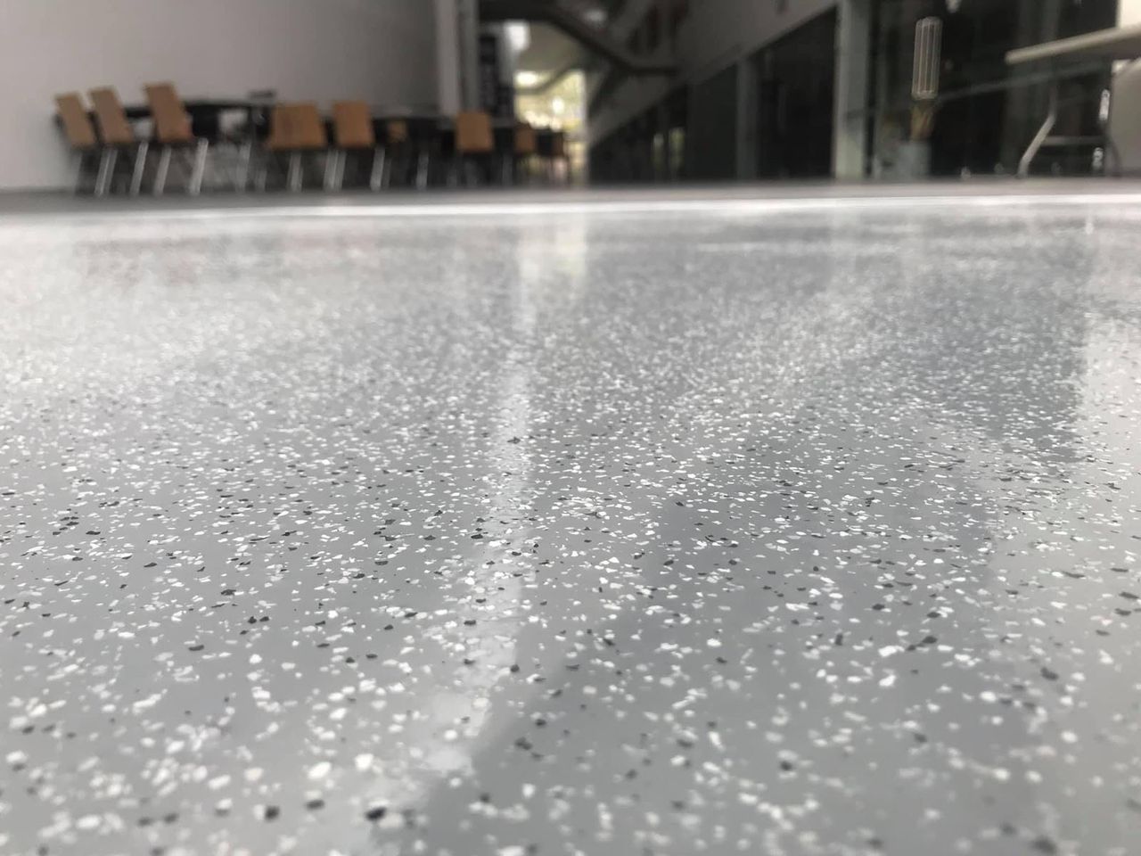 Pardoseală epoxidică cu fulgi decorativi (flakes), aspect granulat antiderapant