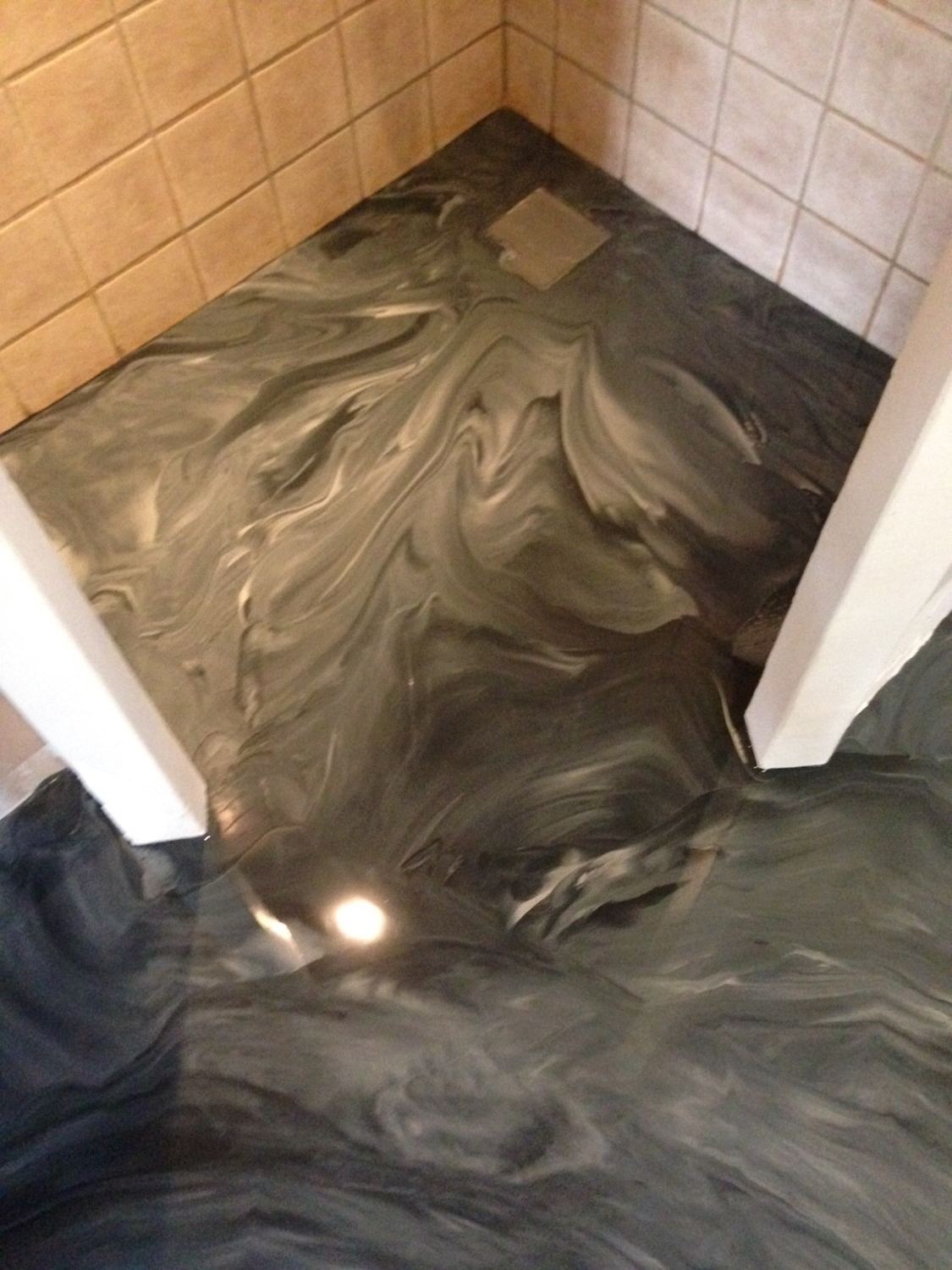 Pardoseală epoxidică metalizată gri, baie