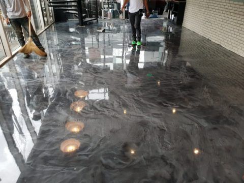 Pardoseală epoxidică metalizată gri cu spoturi încastrate, spațiu comercial
