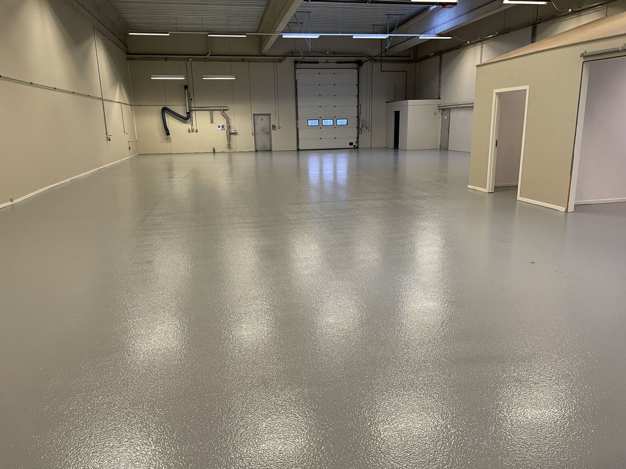 Pardoseală epoxidică industrială antiderapantă pentru hală